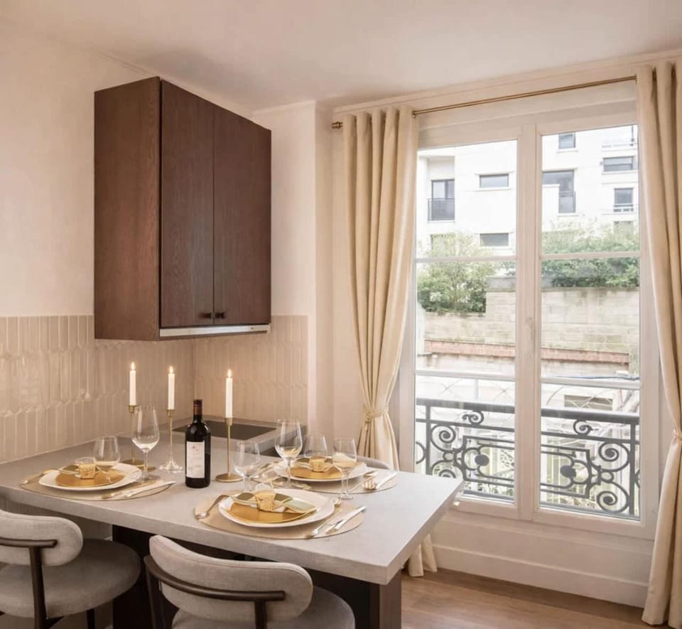 View (from property/room), Living room, Seating area, Dining area