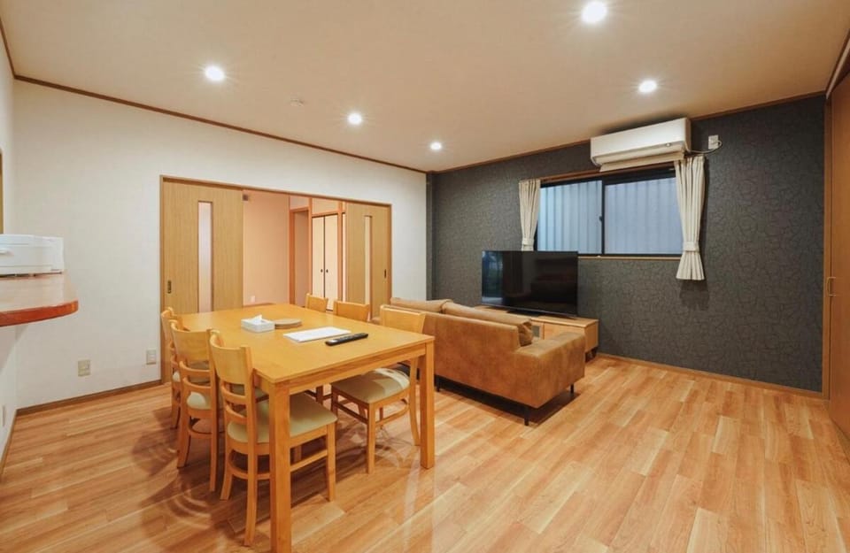 7-Min Tengachaya Luxury Home w Garden, 2-Car parking Villa in Osaka