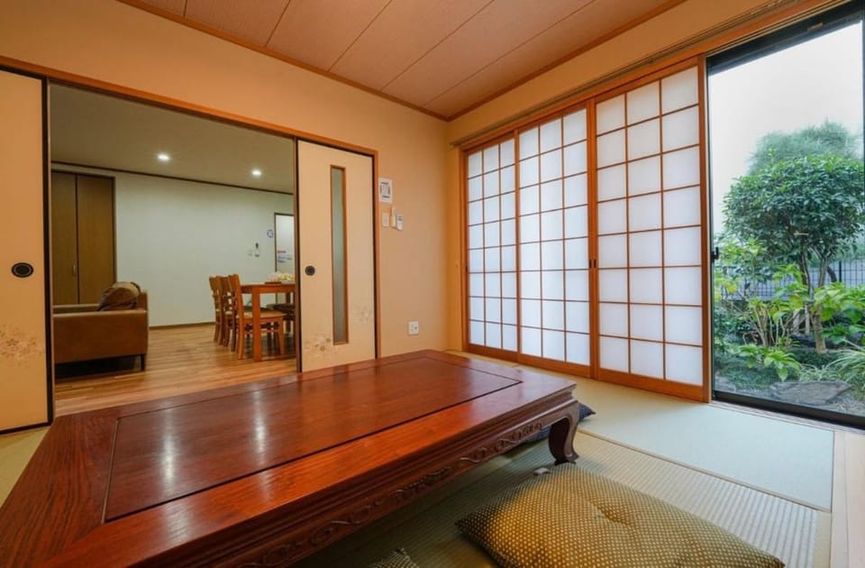 7-Min Tengachaya Luxury Home w Garden, 2-Car parking Villa in Osaka