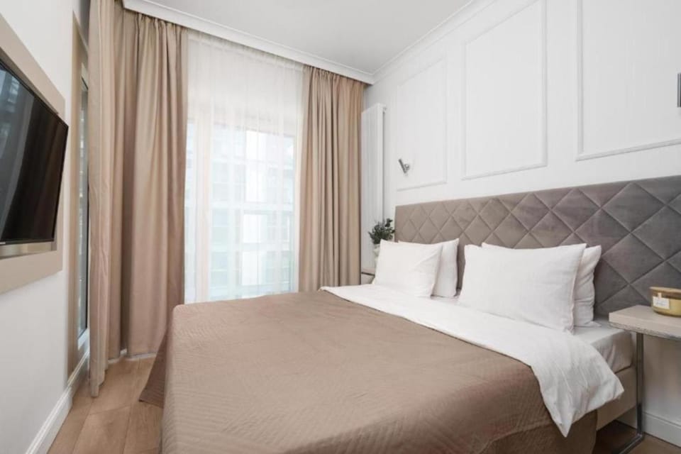 Bed, TV and multimedia, Bedroom