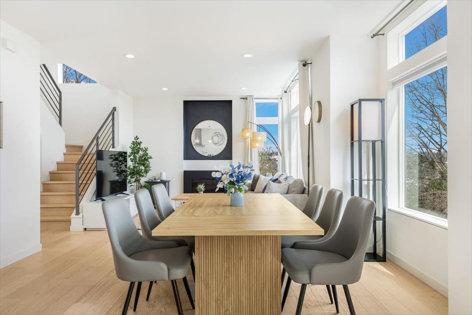Modern Comfort 3BR Retreat Chefs Kitchen House in Seattle