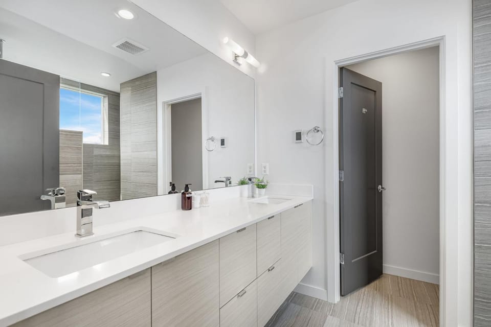 Modern Comfort 3BR Retreat Chefs Kitchen House in Seattle