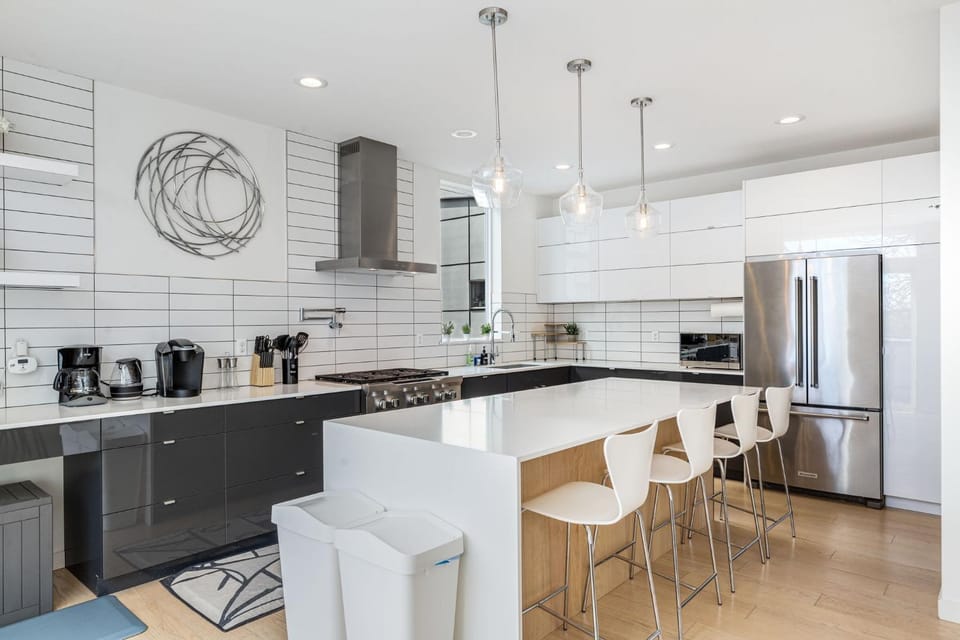 Modern Comfort 3BR Retreat Chefs Kitchen House in Seattle