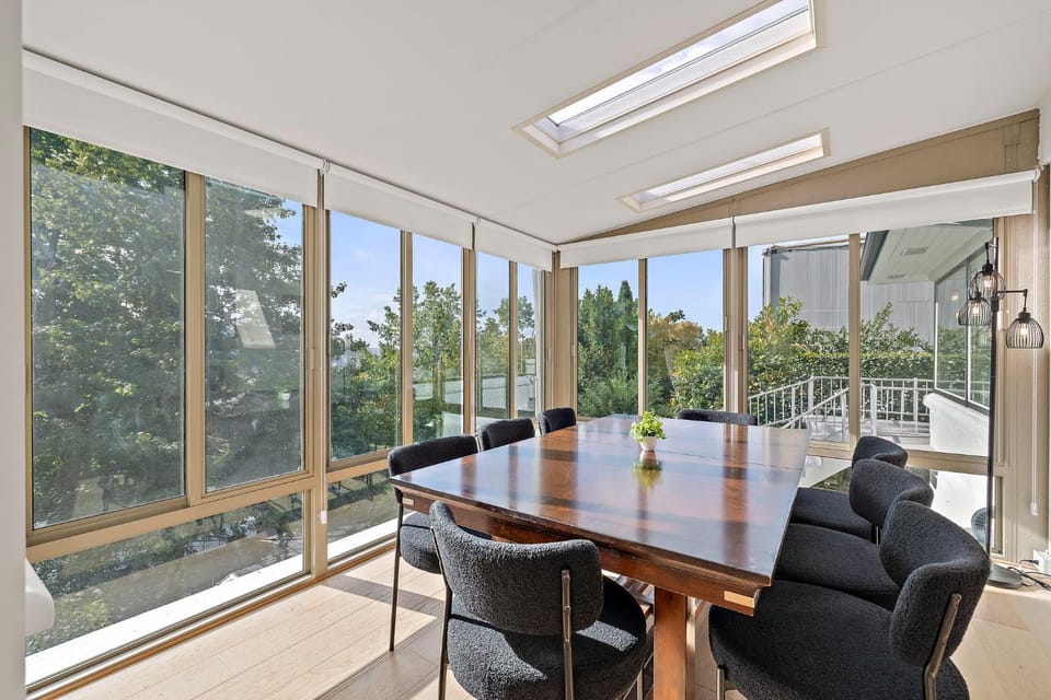 Sunlit & Spacious Seattle Home near Space Needle House in South Lake Union