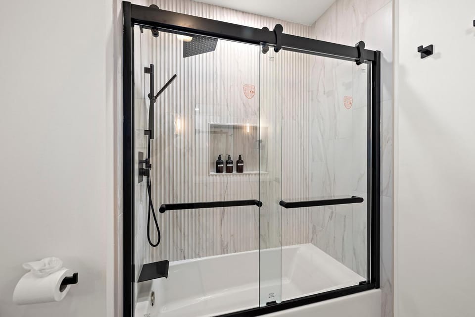 Sunlit & Spacious Seattle Home near Space Needle House in South Lake Union