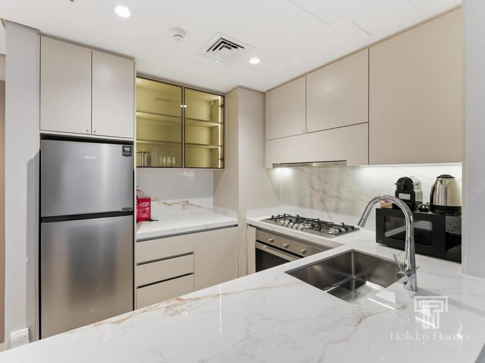 Coffee/tea facilities, Kitchen or kitchenette, oven, stove