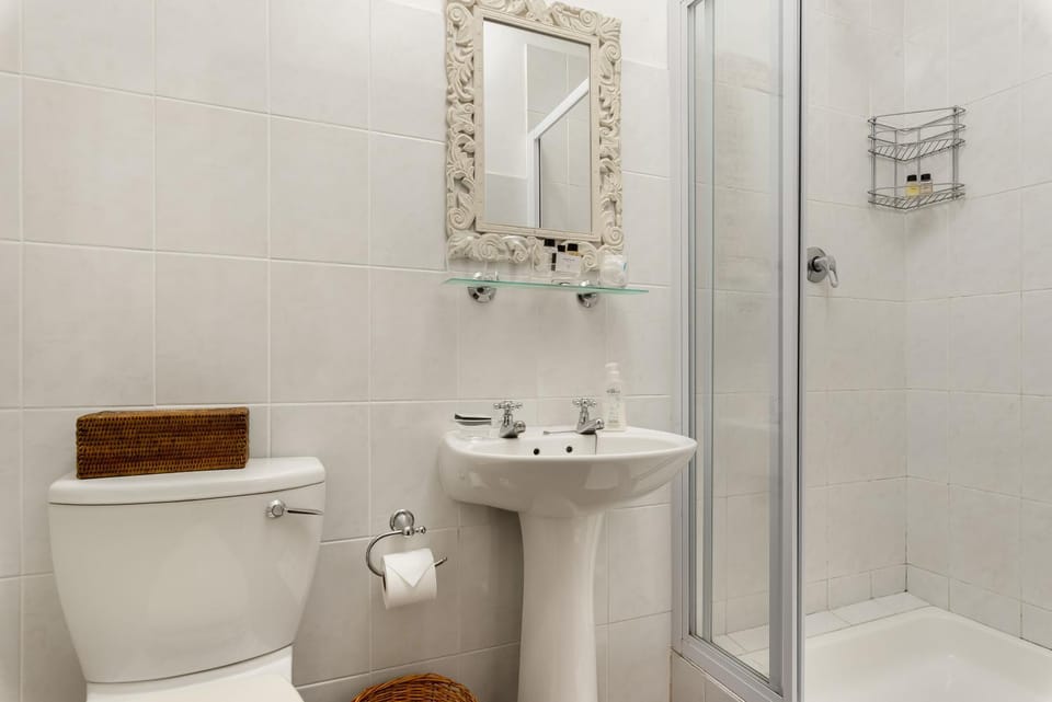 Shower, Toilet