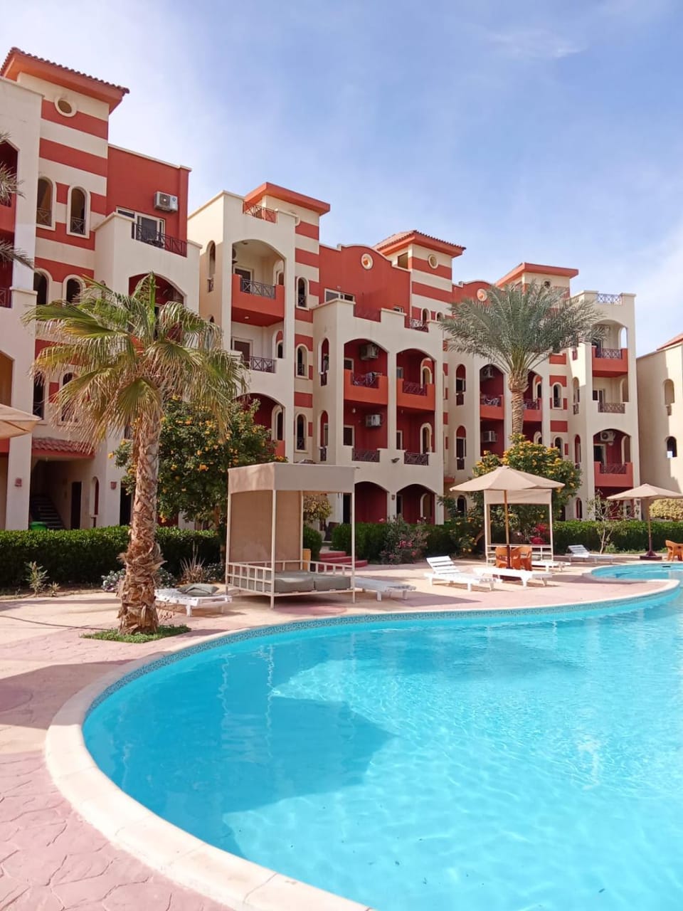 Property building, Balcony/Terrace, Pool view, Swimming pool, sunbed