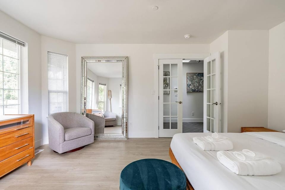 9-Beds7 BA Home wPool table-Movie room& Firepit House in Seattle