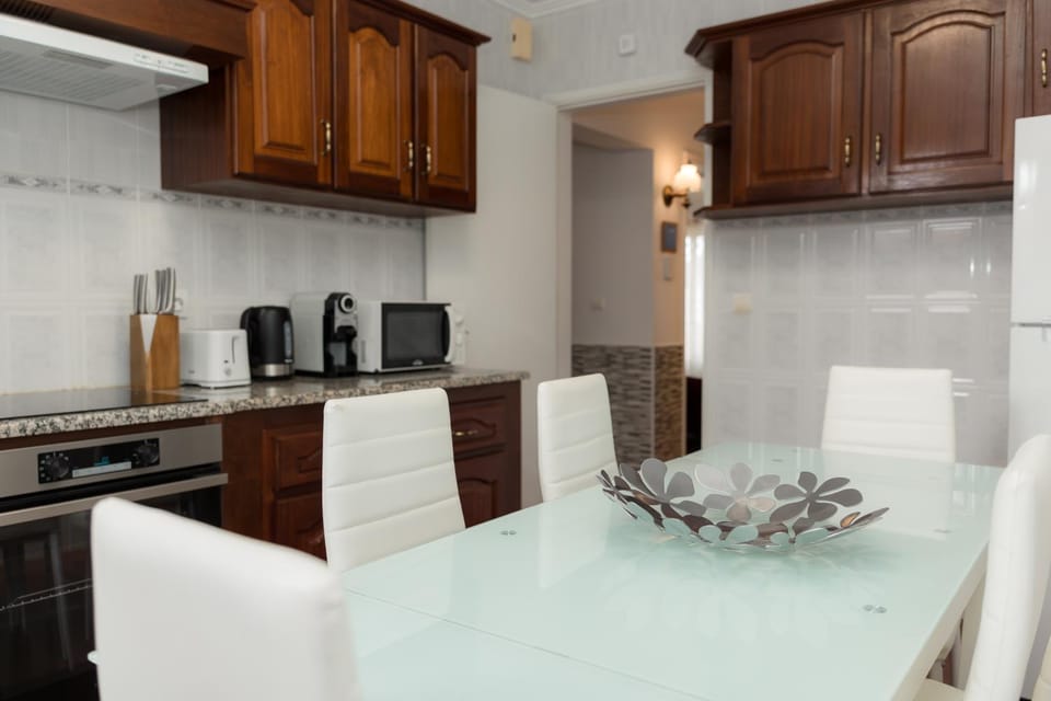 Coffee/tea facilities, Dining area, oven, stove, toaster, kitchen
