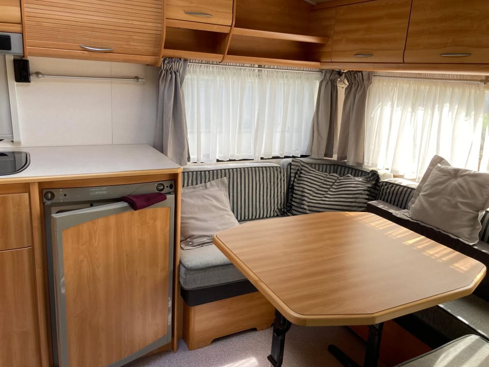 Kitchen or kitchenette, Living room, Seating area, Dining area