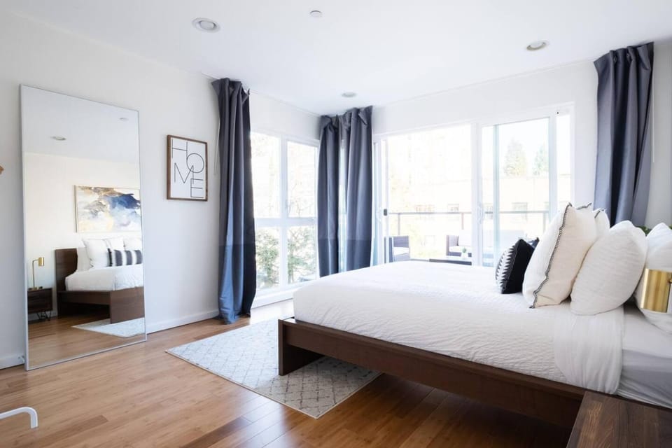 Walk to Space Needle from a Vibrant Cap Hill Loft House in South Lake Union