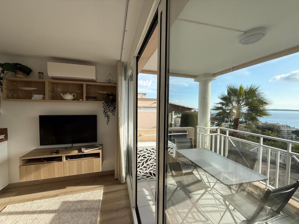 Patio, Communal lounge/ TV room, Day, Natural landscape, TV and multimedia, View (from property/room), Balcony/Terrace, Living room, Sea view