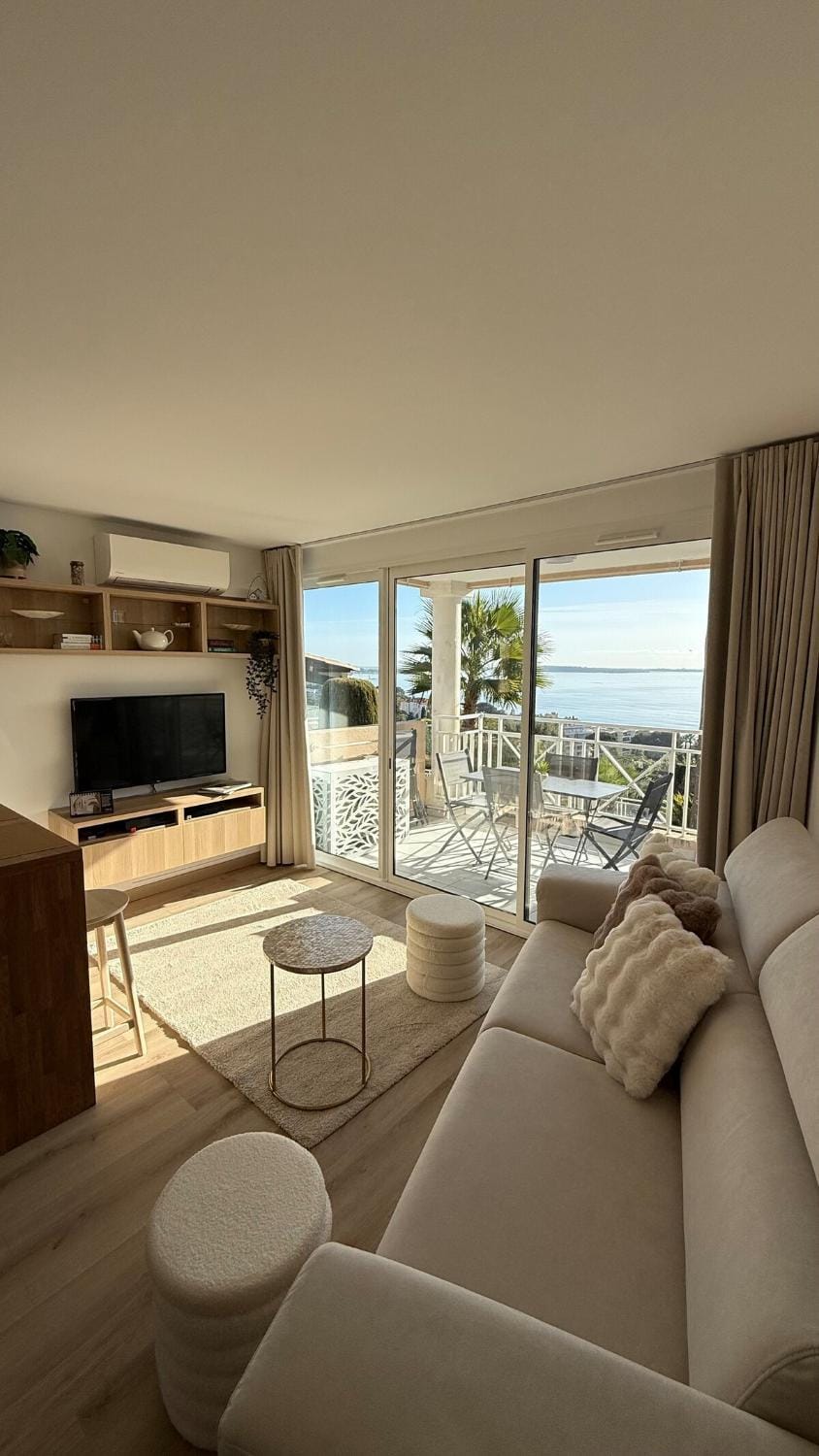 Communal lounge/ TV room, TV and multimedia, View (from property/room), Balcony/Terrace, Living room, Seating area, Sea view, internet