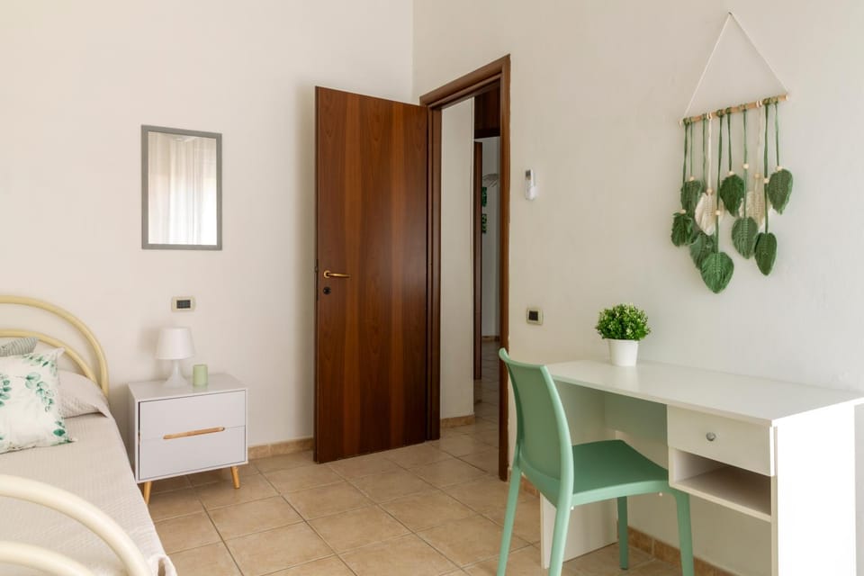 Bed, Photo of the whole room, Seating area, Bedroom, wardrobe