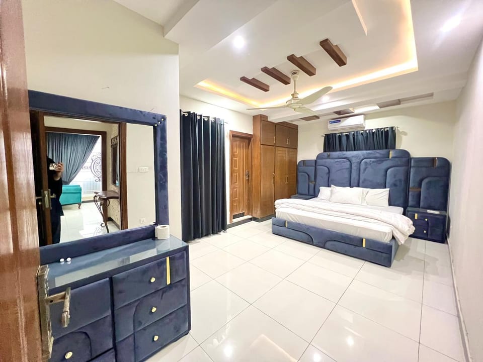 Bed, TV and multimedia, Photo of the whole room, Bedroom, wardrobe