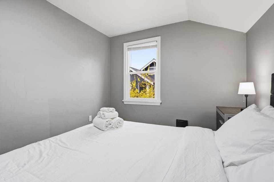 Spacious 9BR Ballard Craftsman perfect for groups House in Phinney Ridge