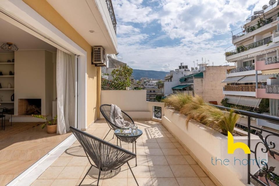 Sky-High Athenian Elegance Retreat With Views! Apartment in Athens