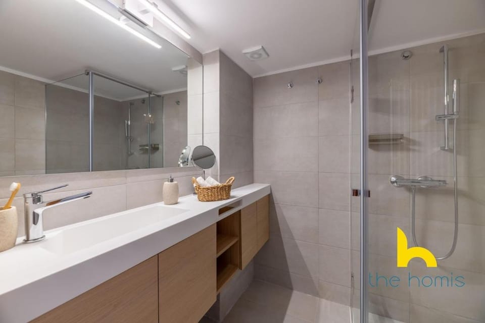 Sky-High Athenian Elegance Retreat With Views! Apartment in Athens