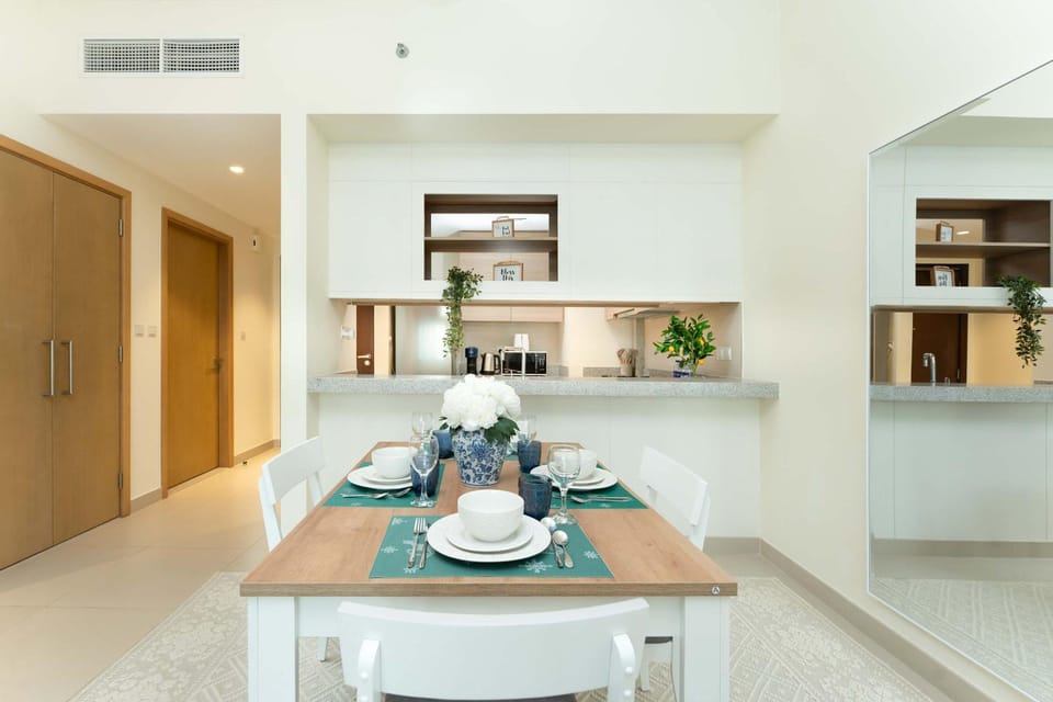Kitchen or kitchenette, Dining area
