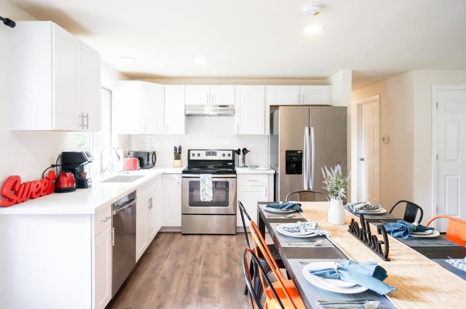 Beautiful Light-filled Farmhouse w swing & slide House in Bothell