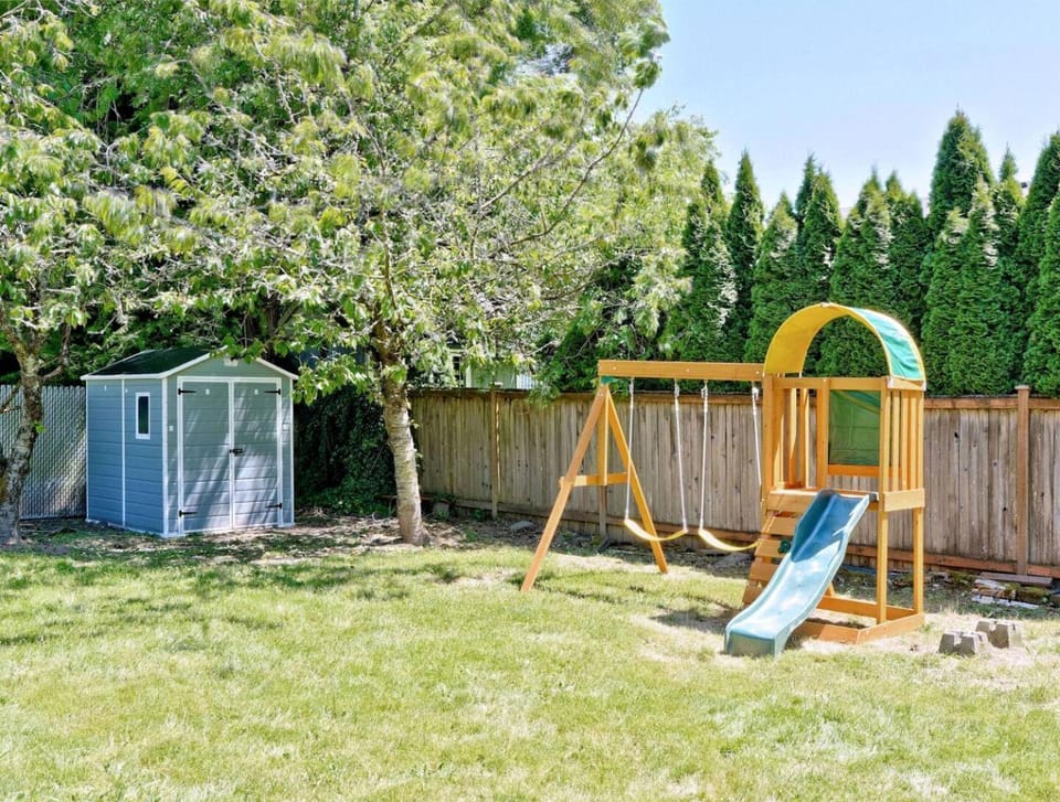 Beautiful Light-filled Farmhouse w swing & slide House in Bothell