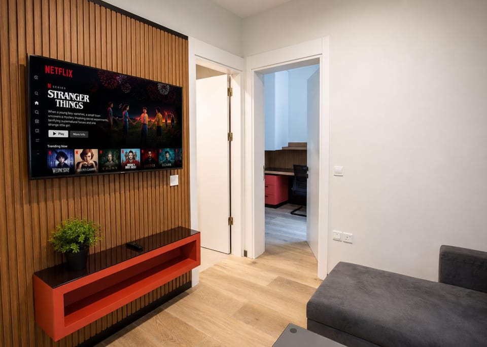 Communal lounge/ TV room, TV and multimedia, Living room, Seating area, Evening entertainment