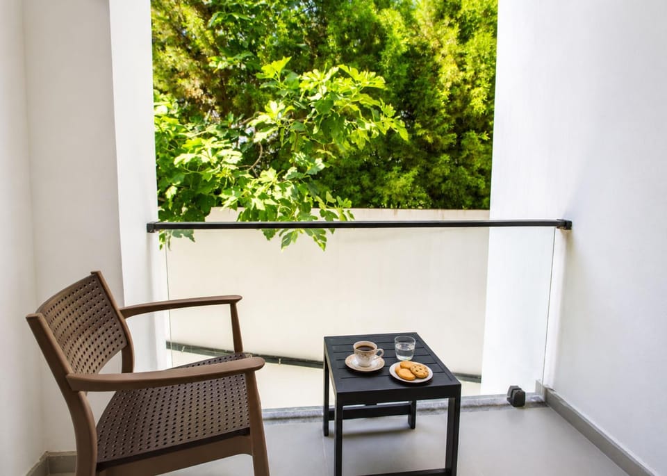 Day, Coffee/tea facilities, View (from property/room), Balcony/Terrace, Food and drinks, Seating area, Dining area, Food