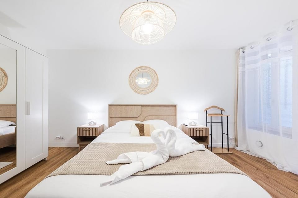 Bed, Photo of the whole room, Bedroom, towels