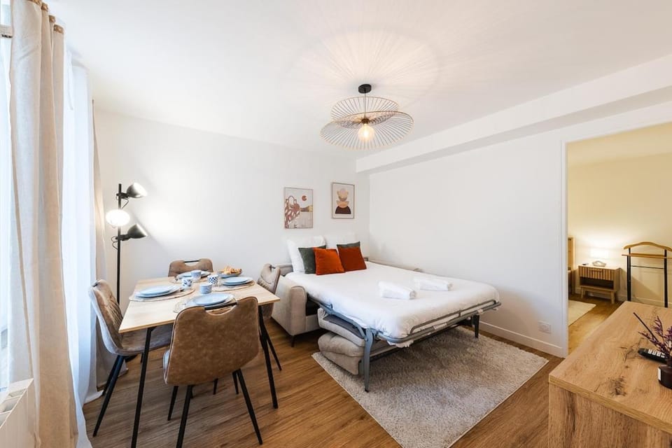 Bed, Living room