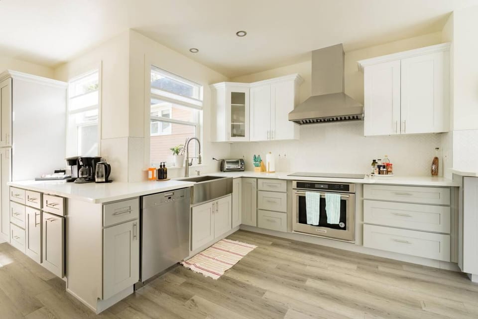 Stroll to heart of Cap Hill from a Mini-mansion House in Capitol Hill