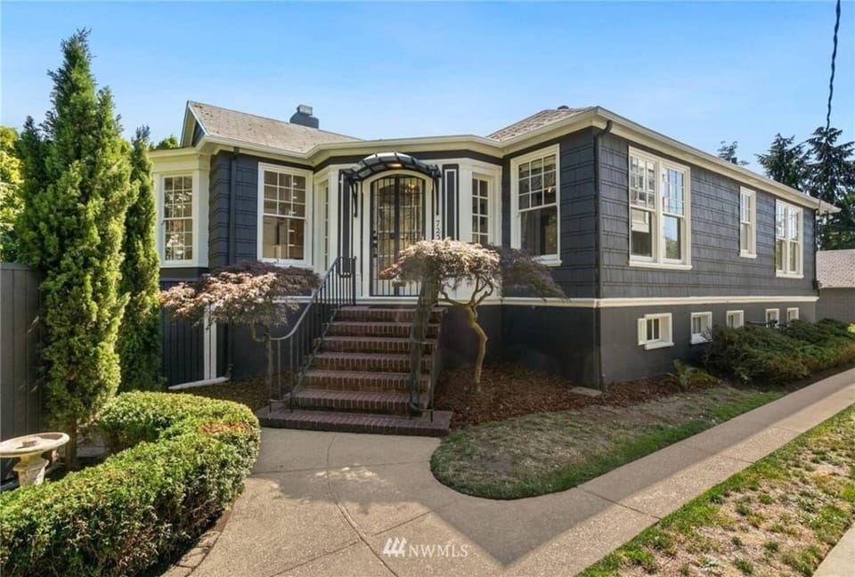 Stroll to heart of Cap Hill from a Mini-mansion House in Capitol Hill