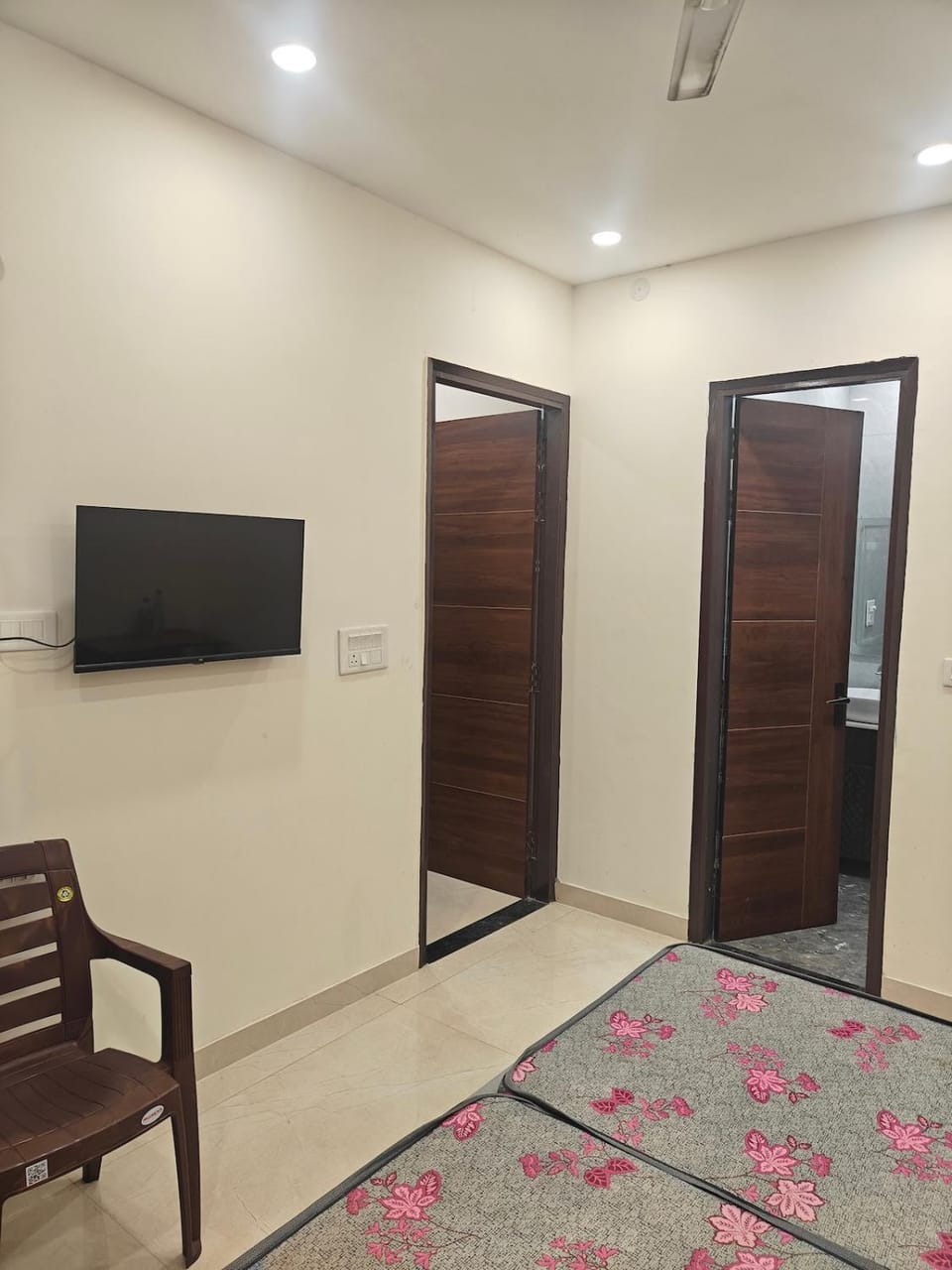 Comfortable Private Room in a Peaceful Location Apartment in Noida