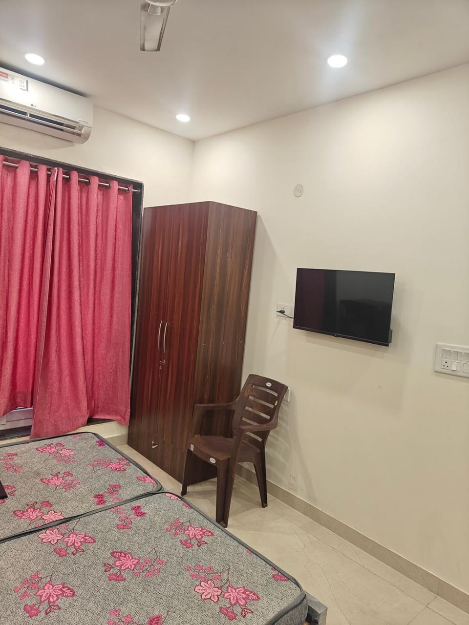 Comfortable Private Room in a Peaceful Location Apartment in Noida