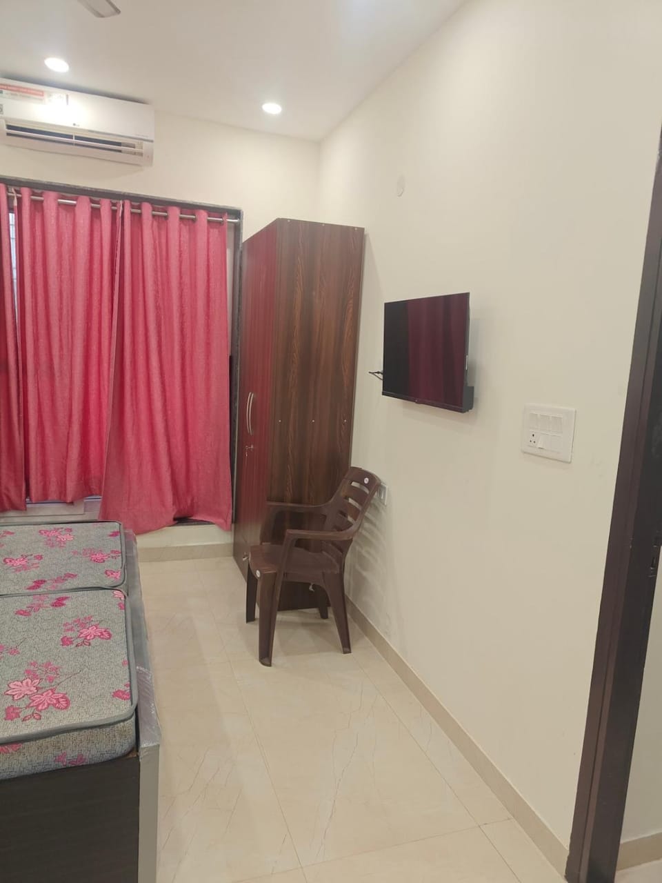 Comfortable Private Room in a Peaceful Location Apartment in Noida