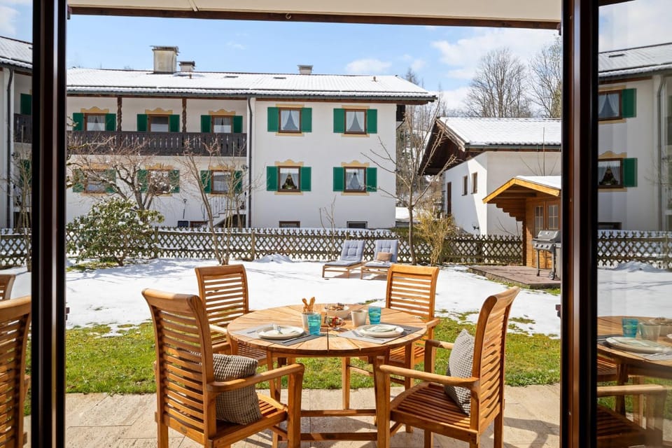 Spring, View (from property/room), Balcony/Terrace, Seating area, Dining area