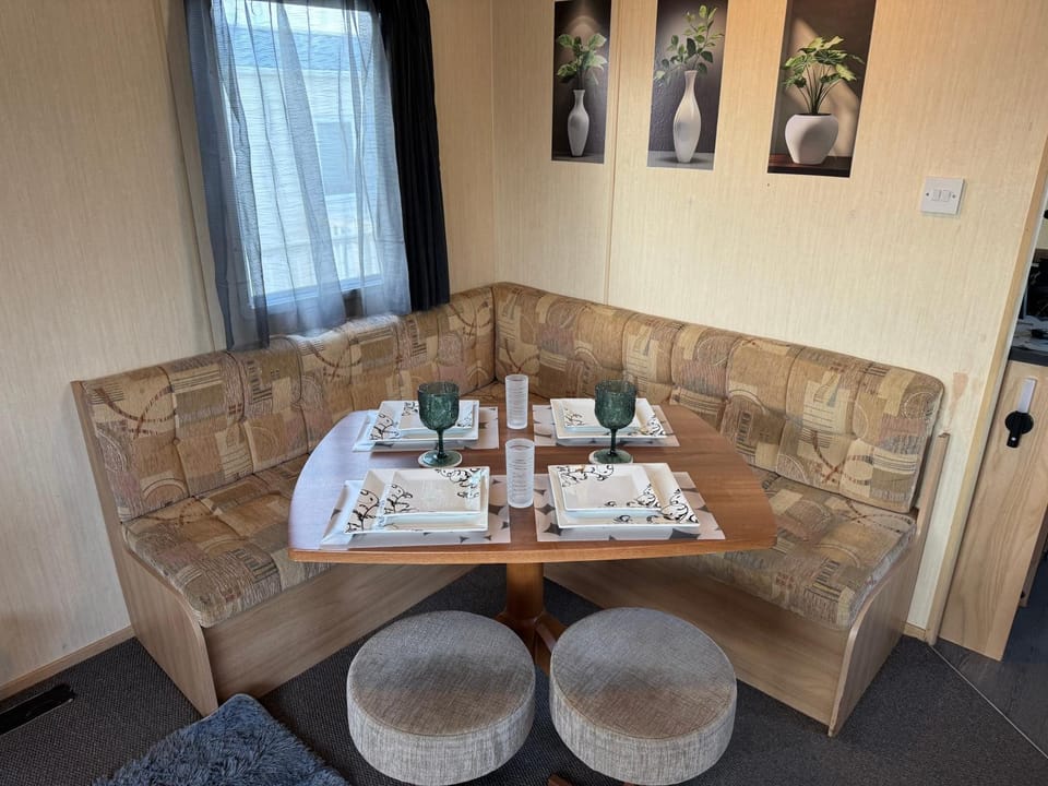 Space for 8, by the Beach with Pool and Entertainment Apartment in Leysdown-on-Sea