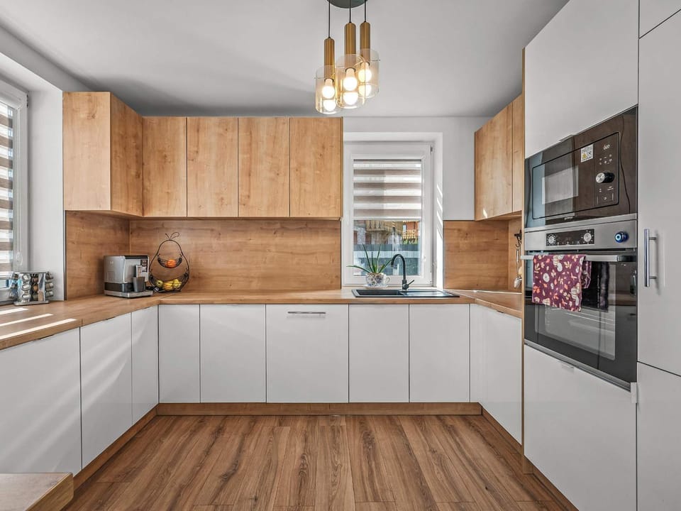 Coffee/tea facilities, Kitchen or kitchenette, dishwasher, oven, stove
