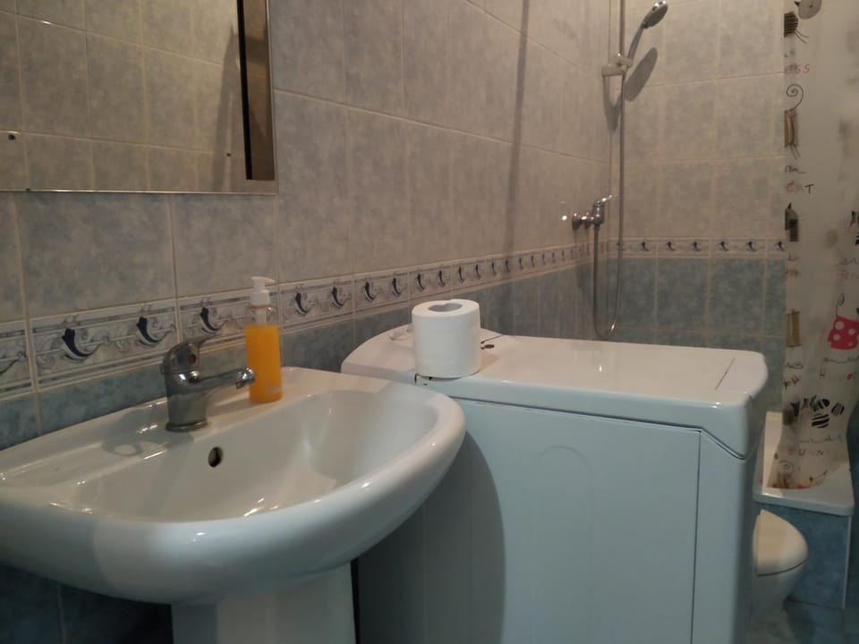 Центр, квартира-студія 1 поверх, парковка, WIFI Apartment in Ukraine