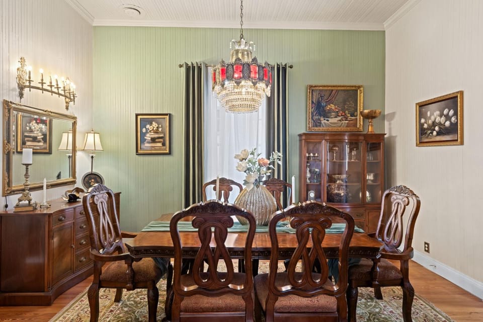 Bella Rosa Off Main - Walking distance to Main St House in Fredericksburg