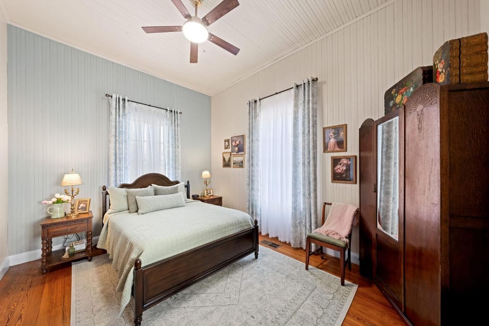 Bella Rosa Off Main - Walking distance to Main St House in Fredericksburg