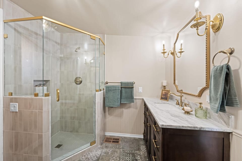 Bella Rosa Off Main - Walking distance to Main St House in Fredericksburg