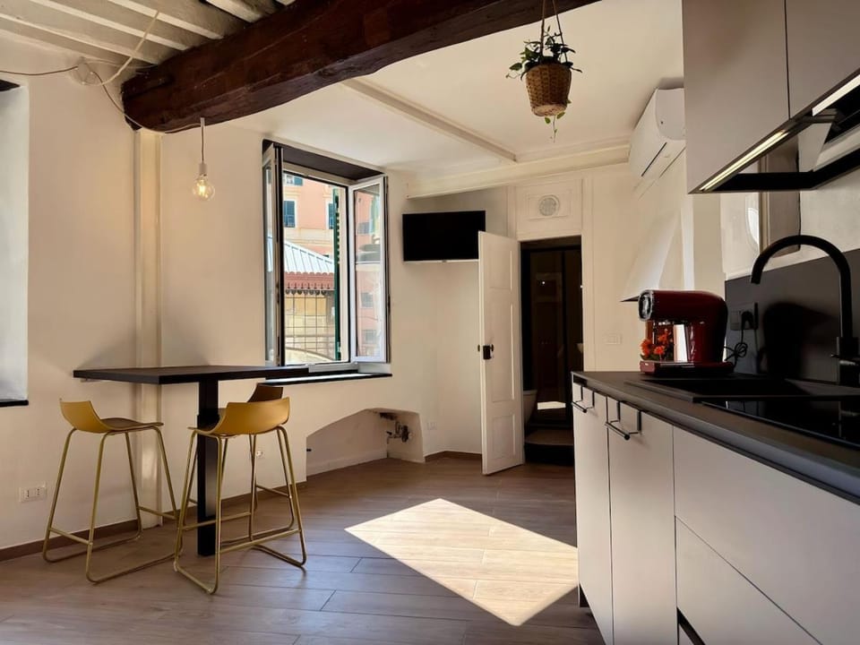 Aquarium - Old Port - City Center, Private Access Apartment in Genoa
