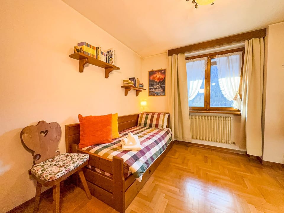 Bed, Photo of the whole room, Seating area, Bedroom