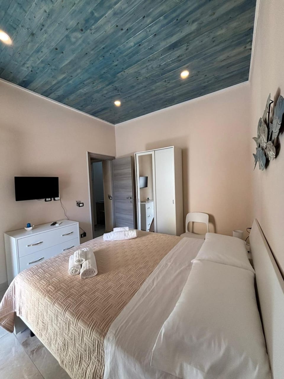Photo of the whole room, Bedroom, wardrobe