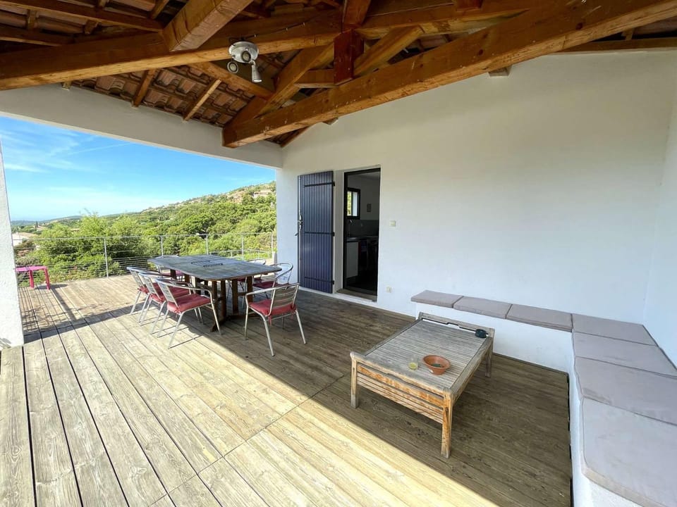 Villa PASSEREAUX avec piscine et vue mer pour 8 personnes au cœur du Domaine de Valcros Villa in La Londe-les-Maures