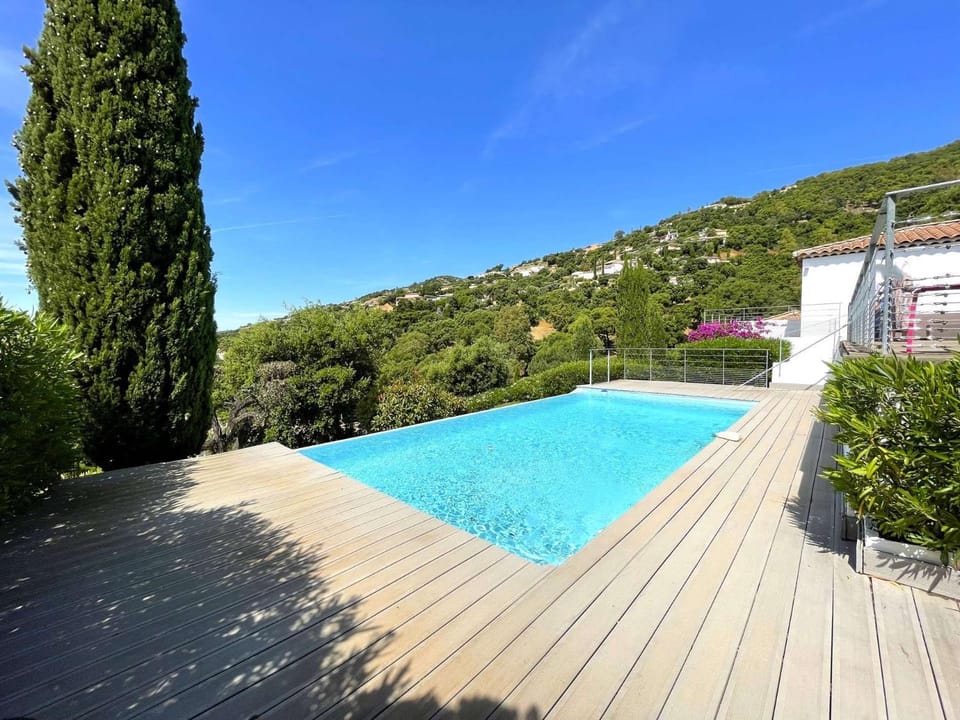 Villa PASSEREAUX avec piscine et vue mer pour 8 personnes au cœur du Domaine de Valcros Villa in La Londe-les-Maures