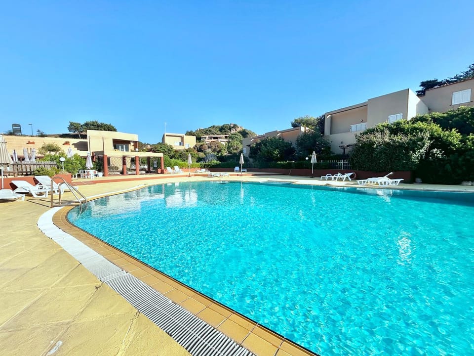 Swimming pool, sunbed