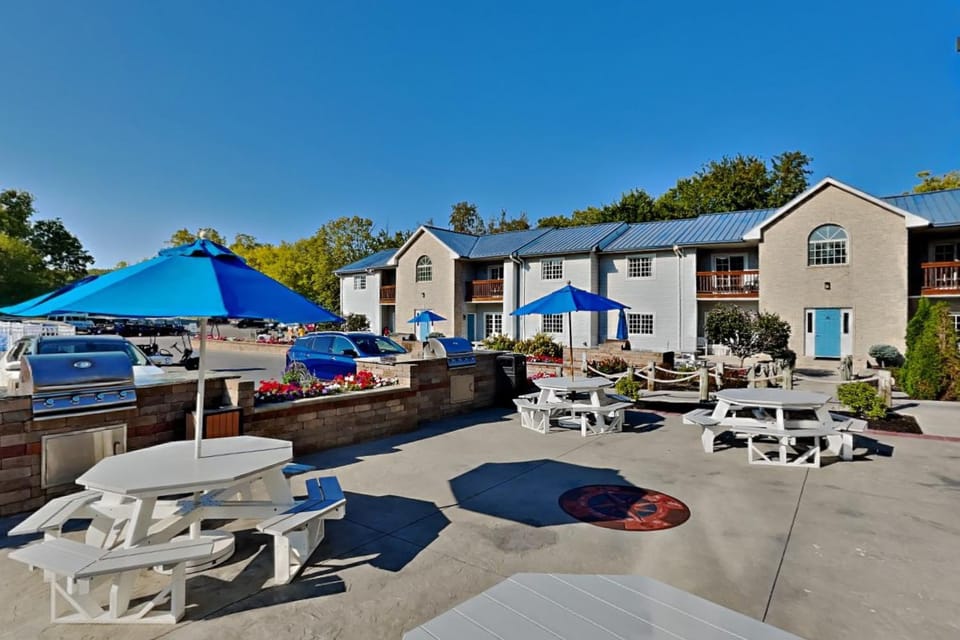 Put-in-Bay Poolview Condo #6 House in South Bass Island