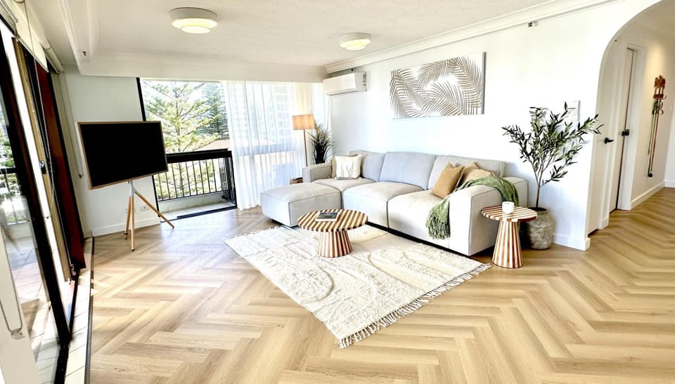 TV and multimedia, View (from property/room), Balcony/Terrace, Living room, Seating area, Beach, Evening entertainment, City view, Landmark view, Sea view, Quiet street view, furniture, air conditioner, air conditioner